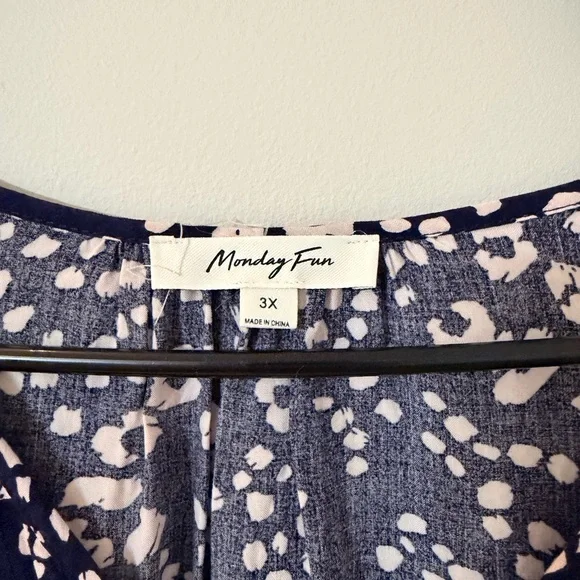 Elegant Navy and White Floral Blouse - Picture 4 of 9